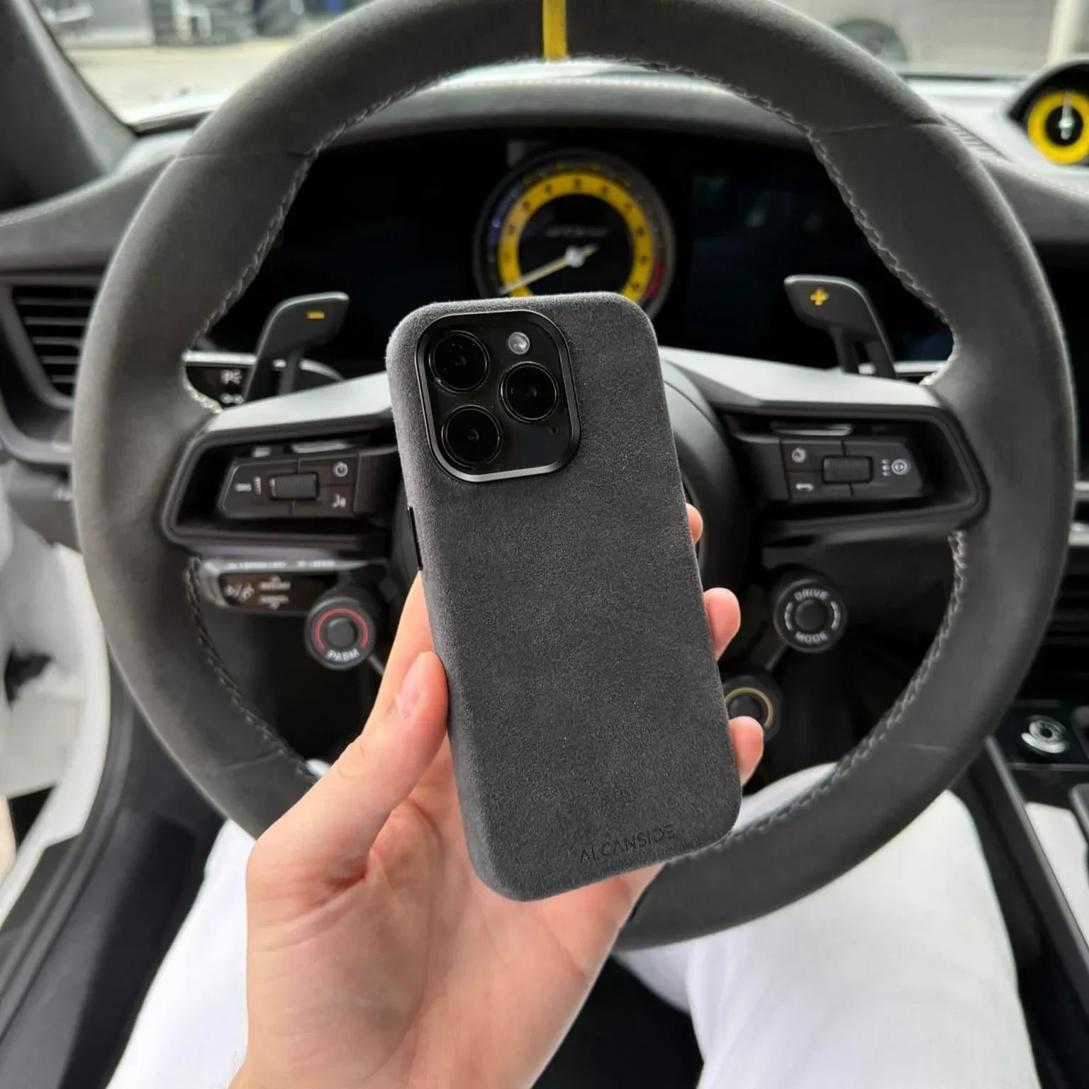 iPhone 16 Pro – Alcantara-Hülle – Space Grau